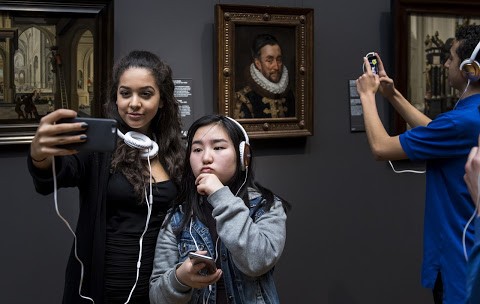 Jongeren die Snapguide gebruiken in Rijksmuseum MuseumTV Amsterdam